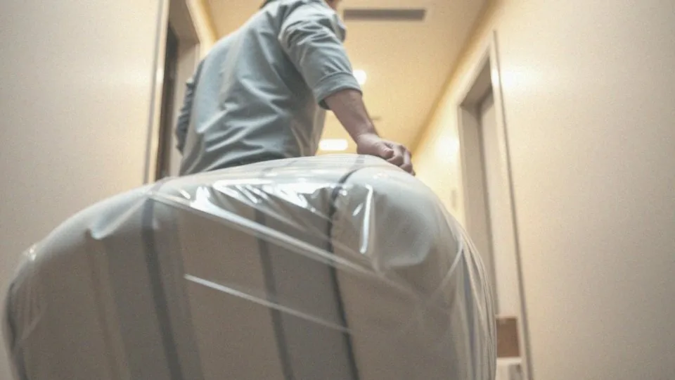 Jakie są zasady przenoszenia materaca?