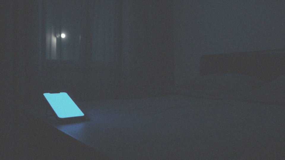 Jak styl życia i technologia wpływają na produkcję melatoniny w organizmie?