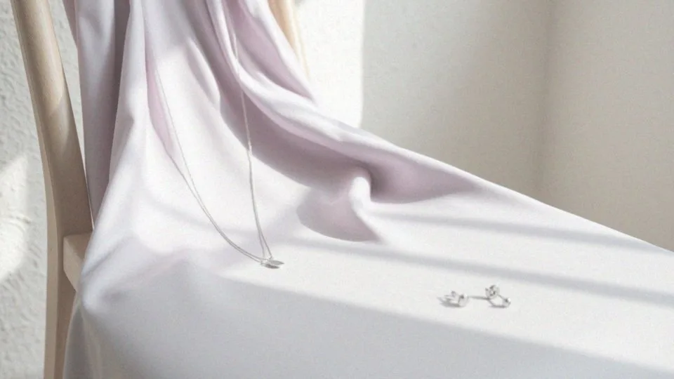 Jakie są zalety srebrnej biżuterii do chabrowej sukienki?