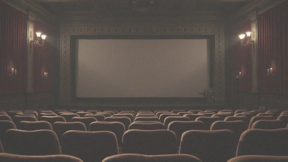 Jakie są ciekawe historie w filmach, które przyciągają uwagę?